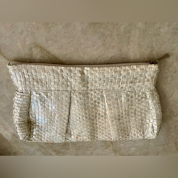 Woven silver & cream clutch purse - Picture 3 of 5